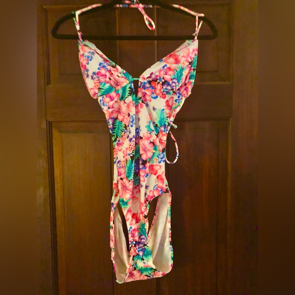 🔥Last price drop! NWOT Floral monokini size XL